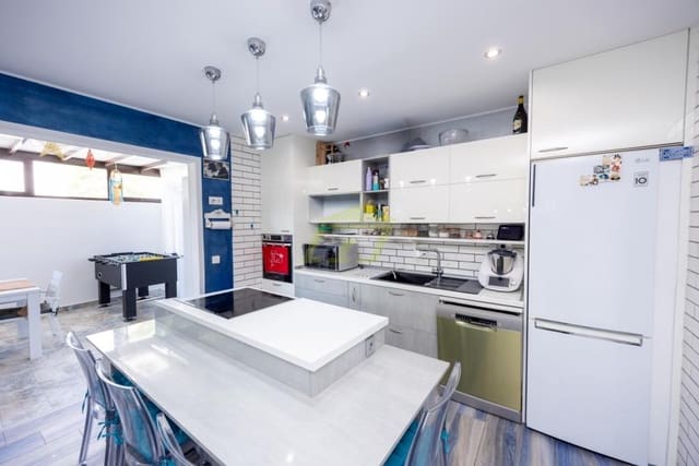 4 bedroom Villa for sale in Playa Honda, San Bartolomé with pool - € 522,000 (Ref: 9496788)