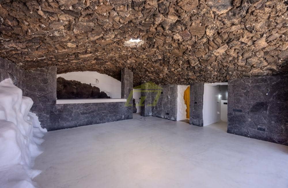 6 bedroom Villa for sale in Tahiche with pool - € 2,100,000 (Ref: 9503792)