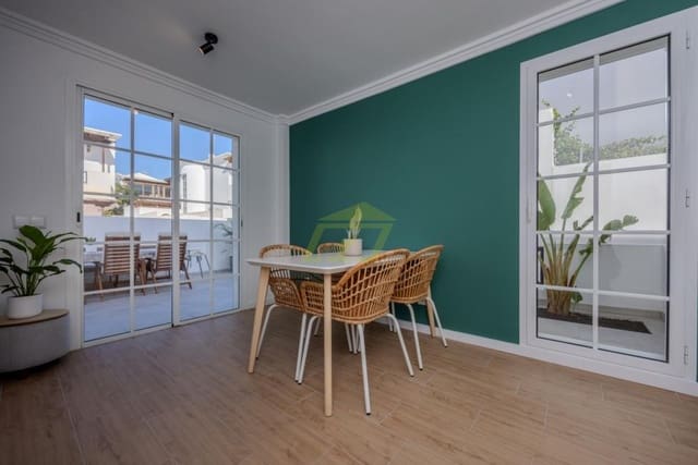 4 soveværelse Villa til salg i Puerto del Carmen, Tías - € 565.000 (Ref: 9503793)