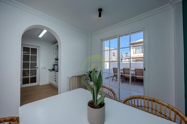 4 soveværelse Villa til salg i Puerto del Carmen, Tías - € 565.000 (Ref: 9503793)