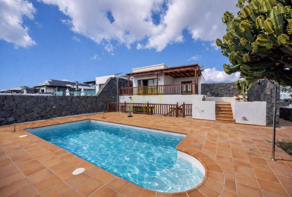 4 bedroom Villa for sale in Playa Blanca with pool - € 599,000 (Ref: 9503797)