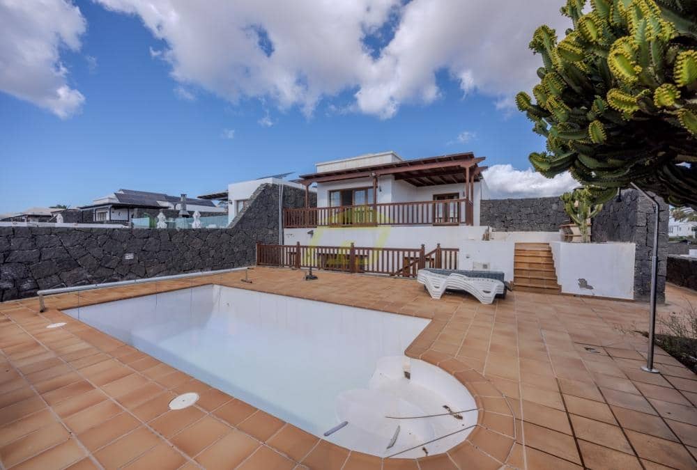 4 bedroom Villa for sale in Playa Blanca with pool - € 599,000 (Ref: 9503797)