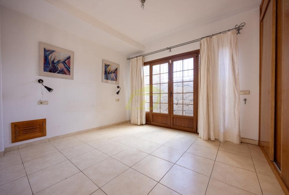 4 bedroom Villa for sale in Playa Blanca with pool - € 599,000 (Ref: 9503797)