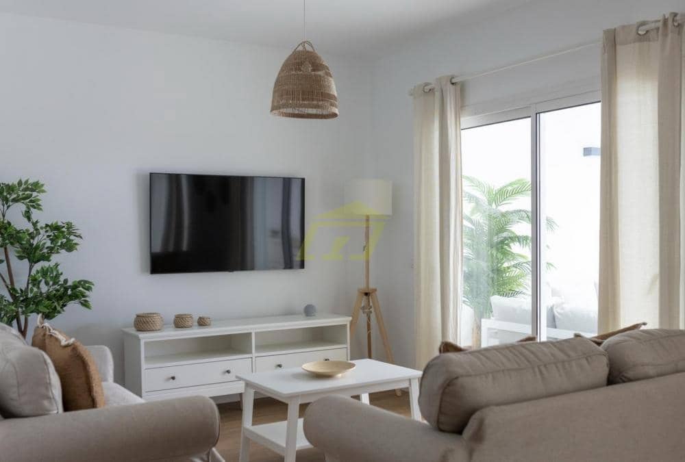 3 bedroom Villa for sale in Playa Blanca with pool - € 485,000 (Ref: 9508228)