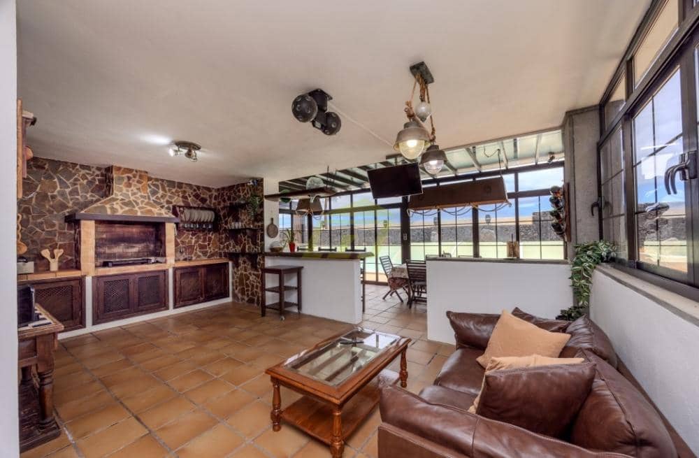 4 sypialnia Willa na sprzedaż w Costa Teguise z basenem - 895 000 € (Ref: 9508229)