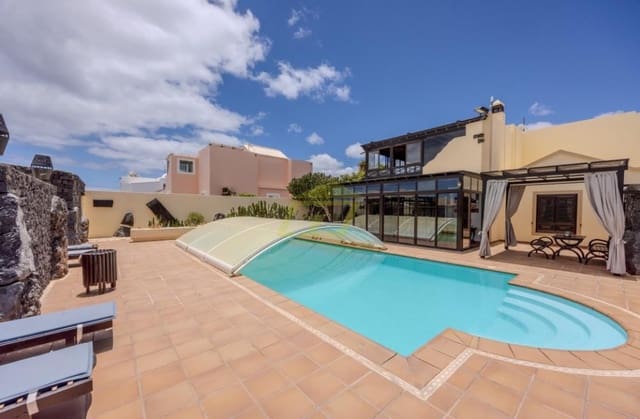 4 sypialnia Willa na sprzedaż w Costa Teguise, Teguise z basenem - 895 000 € (Ref: 9508229)