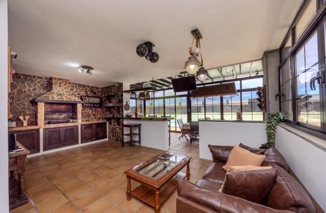 4 sypialnia Willa na sprzedaż w Costa Teguise, Teguise z basenem - 895 000 € (Ref: 9508229)