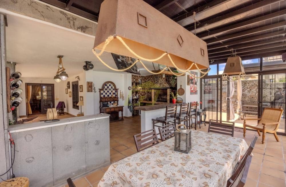 4 sypialnia Willa na sprzedaż w Costa Teguise z basenem - 895 000 € (Ref: 9508229)