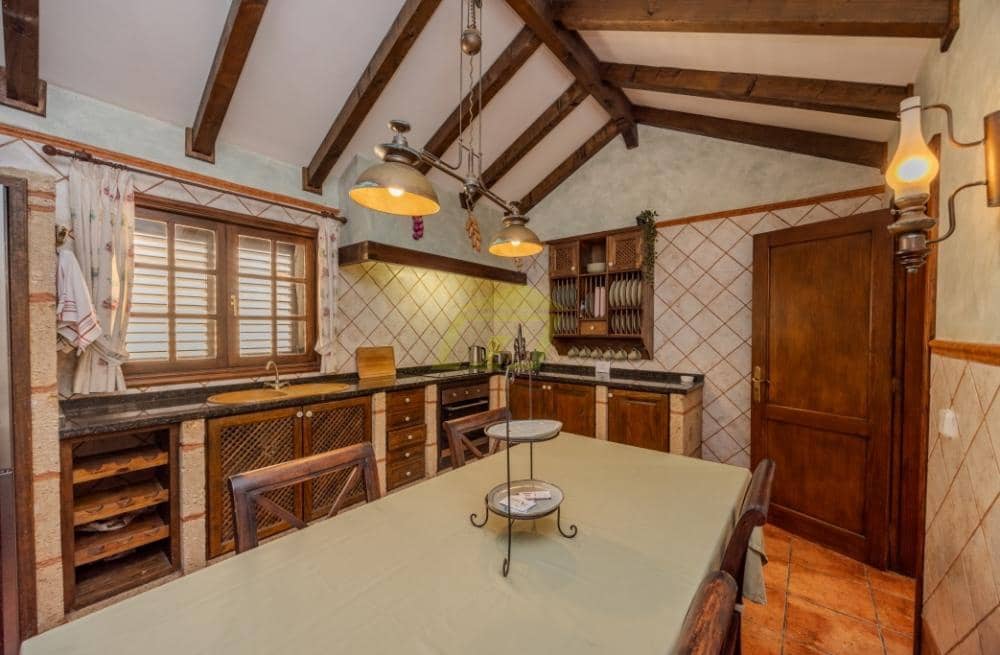 4 sypialnia Willa na sprzedaż w Costa Teguise z basenem - 895 000 € (Ref: 9508229)