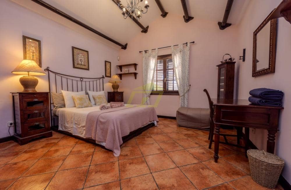 4 sypialnia Willa na sprzedaż w Costa Teguise z basenem - 895 000 € (Ref: 9508229)