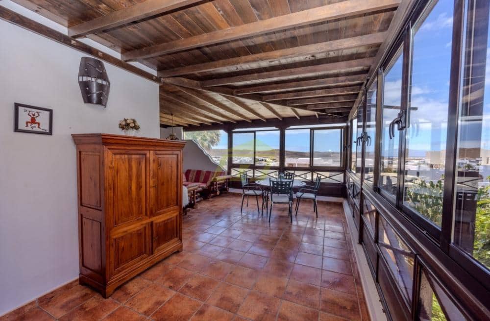 4 sypialnia Willa na sprzedaż w Costa Teguise z basenem - 895 000 € (Ref: 9508229)