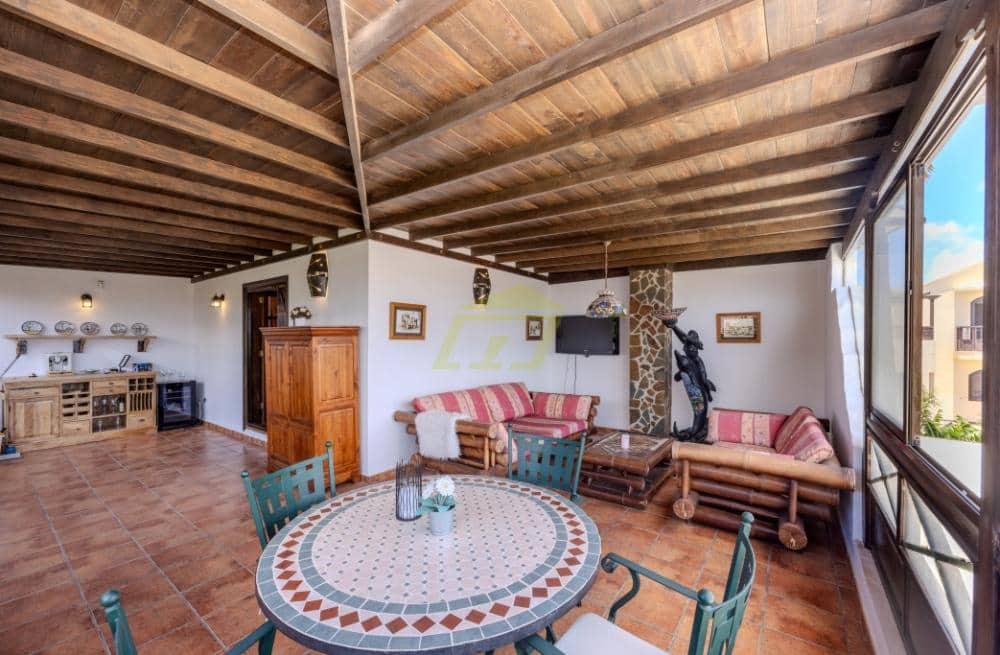 4 sypialnia Willa na sprzedaż w Costa Teguise z basenem - 895 000 € (Ref: 9508229)