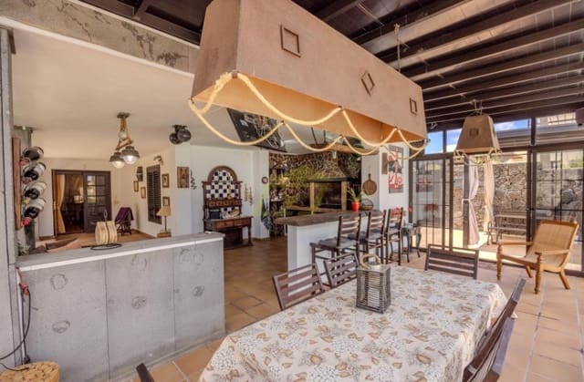 4 sypialnia Willa na sprzedaż w Costa Teguise, Teguise z basenem - 895 000 € (Ref: 9508229)