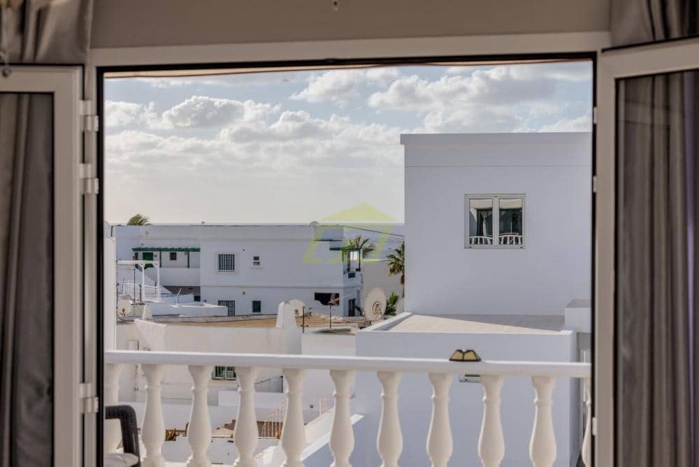 2 bedroom Apartment for sale in Puerto del Carmen - € 275,000 (Ref: 9511949)