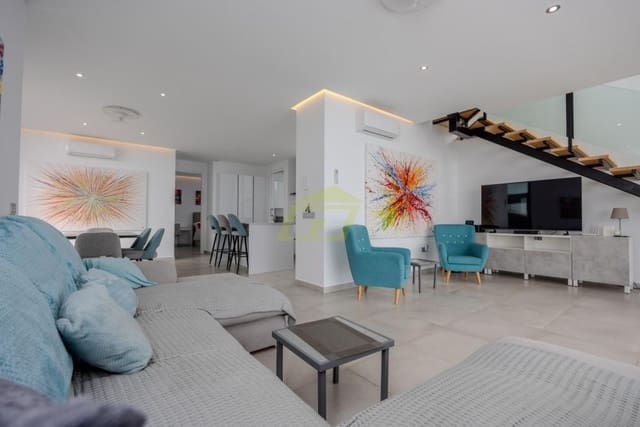 4 soveværelse Villa til salg i Tías med swimmingpool - € 795.000 (Ref: 9526052)