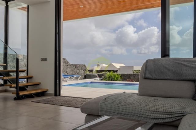 4 soveværelse Villa til salg i Tías med swimmingpool - € 795.000 (Ref: 9526052)