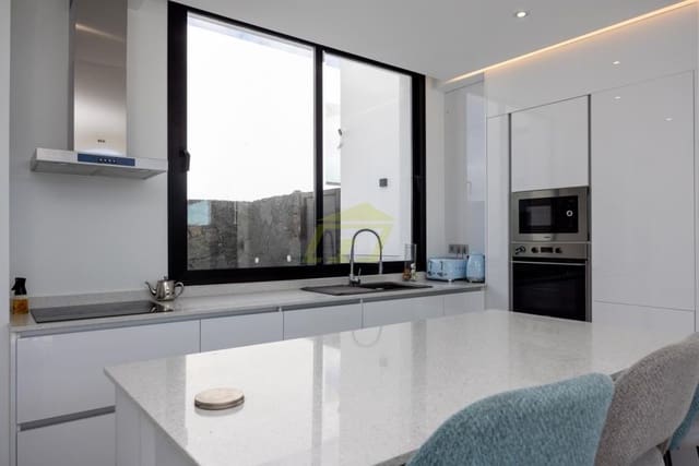 4 soveværelse Villa til salg i Tías med swimmingpool - € 795.000 (Ref: 9526052)