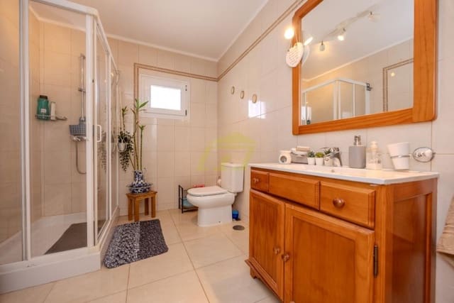 3 slaapkamer Bungalow te koop in Costa Teguise, Teguise met zwembad - € 750.000 (Ref: 9535489)