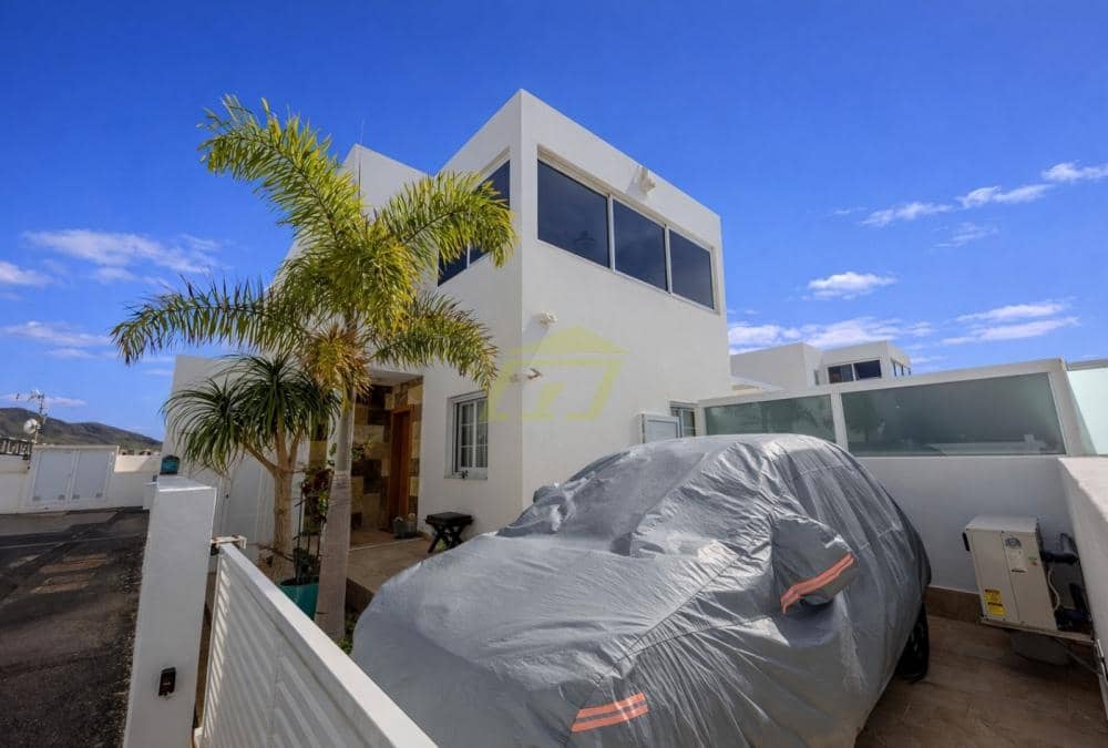 3 soveværelse Villa til salg i Playa Blanca med swimmingpool - € 475.000 (Ref: 9540718)