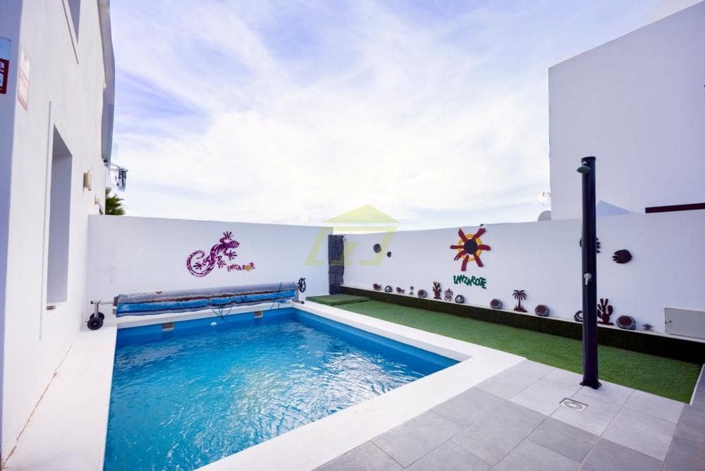 Chalet de 3 habitaciones en Playa Blanca en venta con piscina - 450.000 € (Ref: 9540719)
