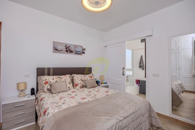 Chalet de 3 habitaciones en Playa Blanca, Yaiza en venta con piscina - 450.000 € (Ref: 9540719)