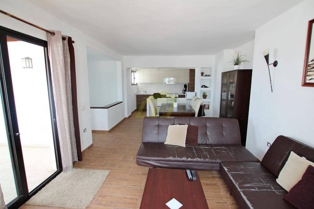 2 bedroom Villa for sale in Puerto del Carmen - € 379,000 (Ref: 9560855)