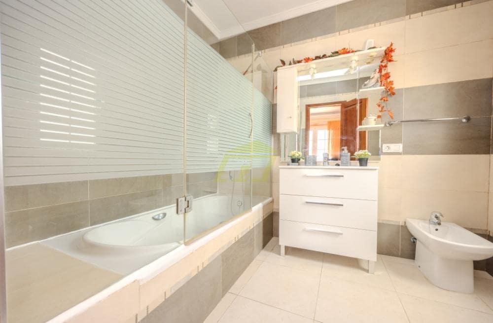 5 bedroom Villa for sale in Tahiche with pool - € 550,000 (Ref: 9570451)