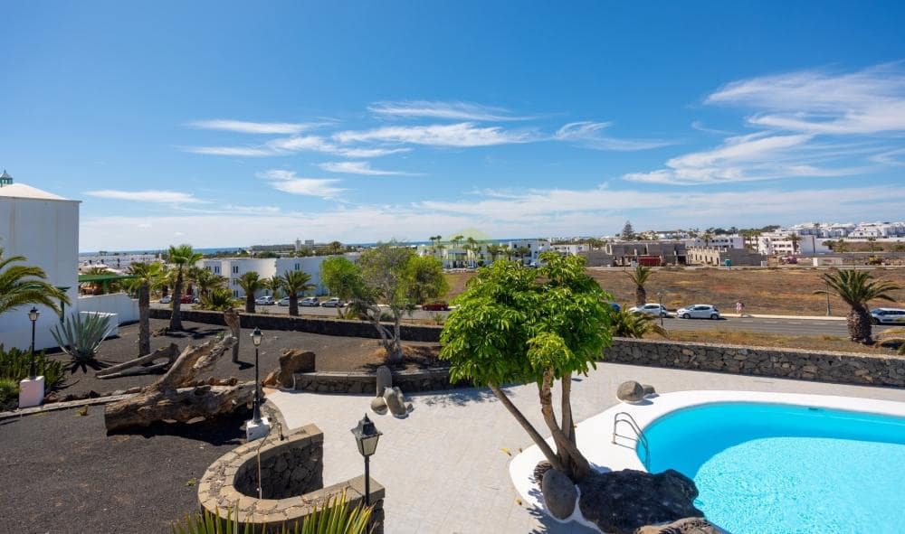 2 bedroom Apartment for sale in Costa Teguise with pool garage - € 340,000 (Ref: 9570452)