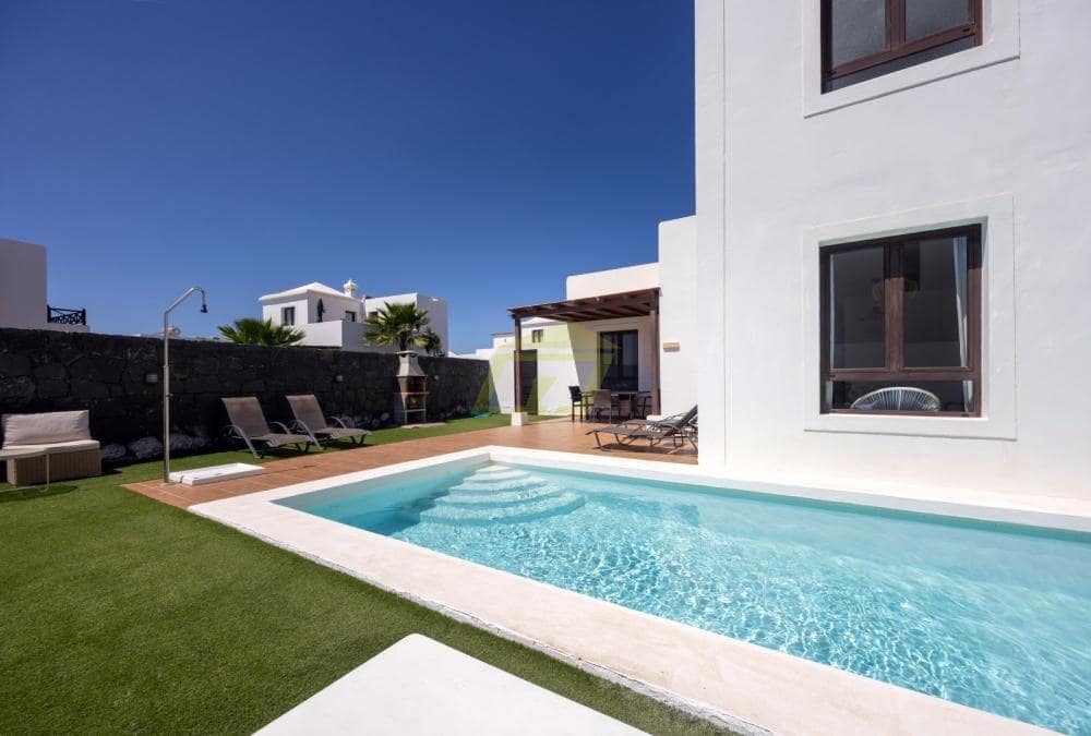 2 bedroom Villa for sale in Playa Blanca with pool garage - € 399,000 (Ref: 9570453)