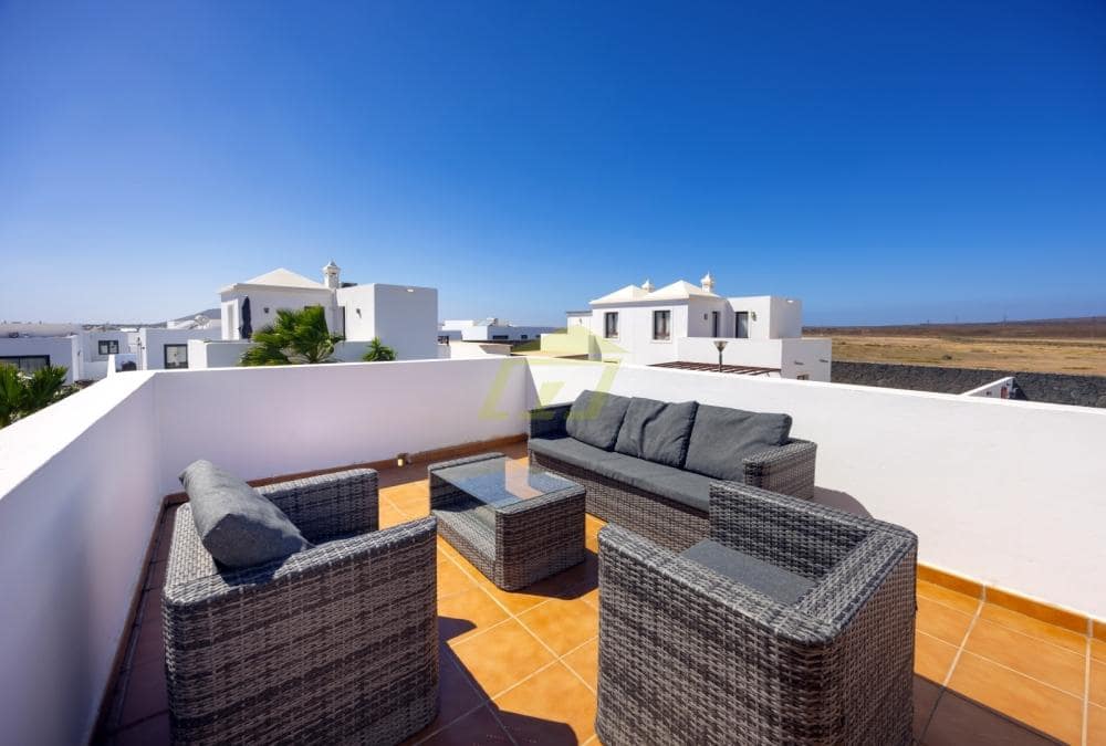 2 bedroom Villa for sale in Playa Blanca with pool garage - € 399,000 (Ref: 9570453)