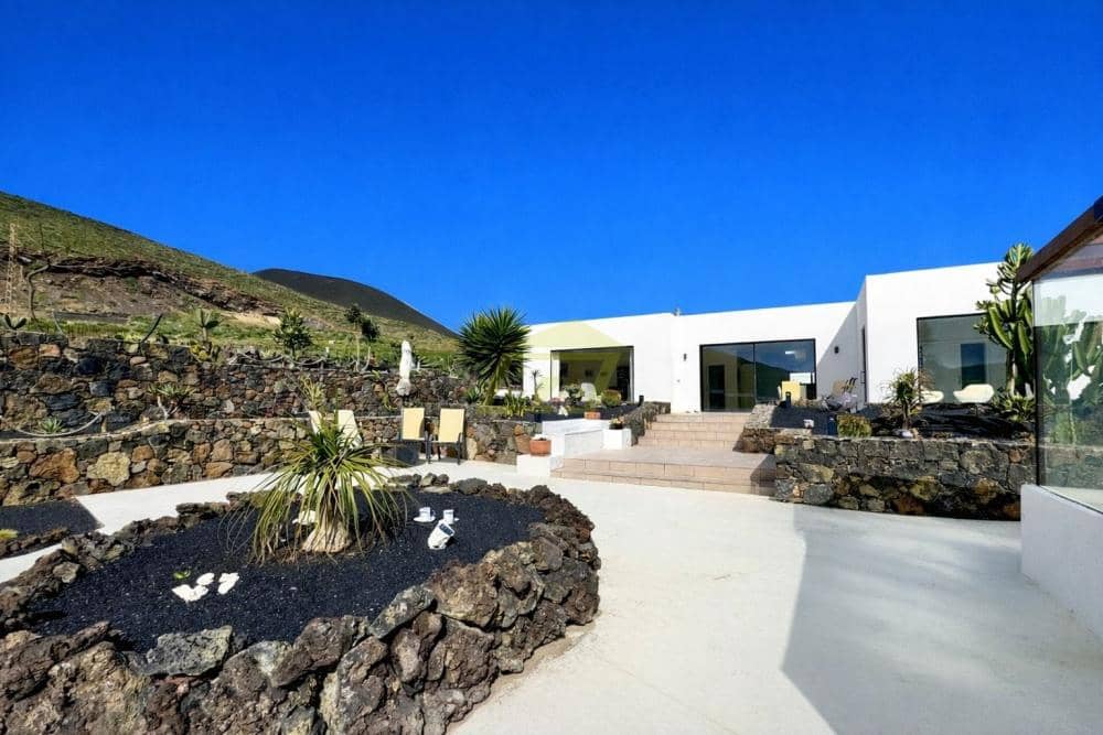 3 bedroom Villa for sale in Haria - € 690,000 (Ref: 9585315)