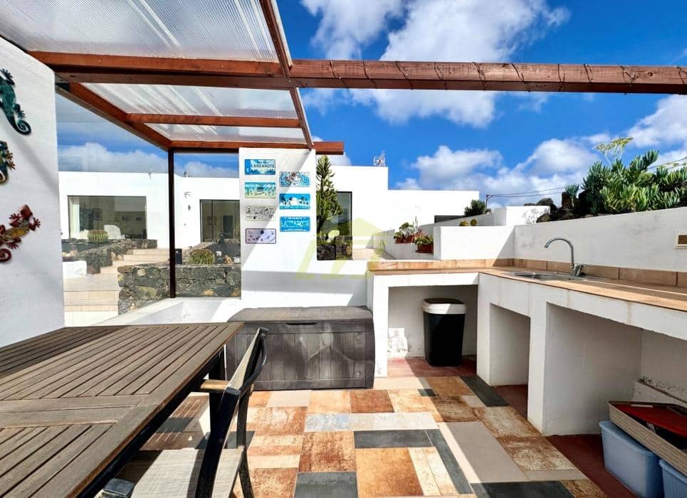 3 bedroom Villa for sale in Haria - € 690,000 (Ref: 9585315)