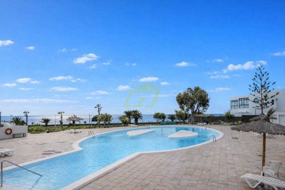 Local Comercial de 4 habitaciones en Costa Teguise en venta con piscina - 450.000 € (Ref: 9594576)