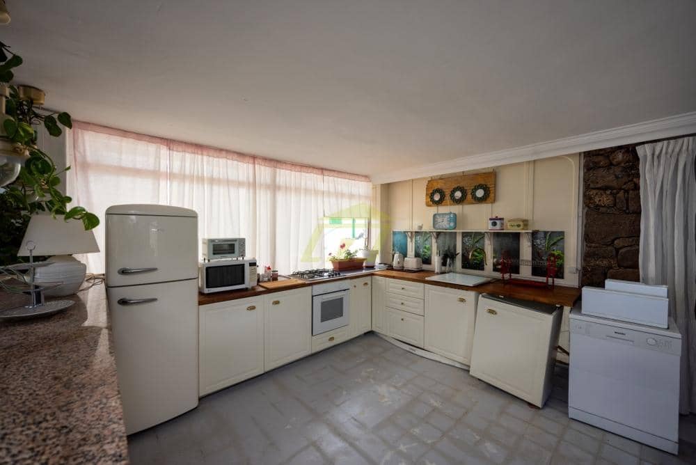 Local Comercial de 4 habitaciones en Costa Teguise en venta con piscina - 450.000 € (Ref: 9594576)