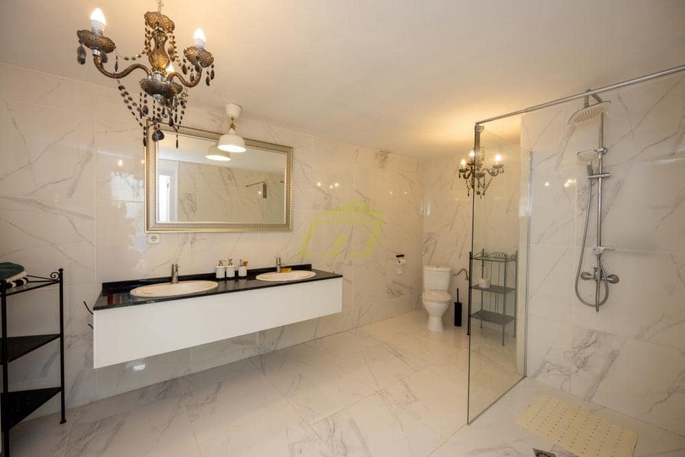 Local Comercial de 4 habitaciones en Costa Teguise en venta con piscina - 450.000 € (Ref: 9594576)