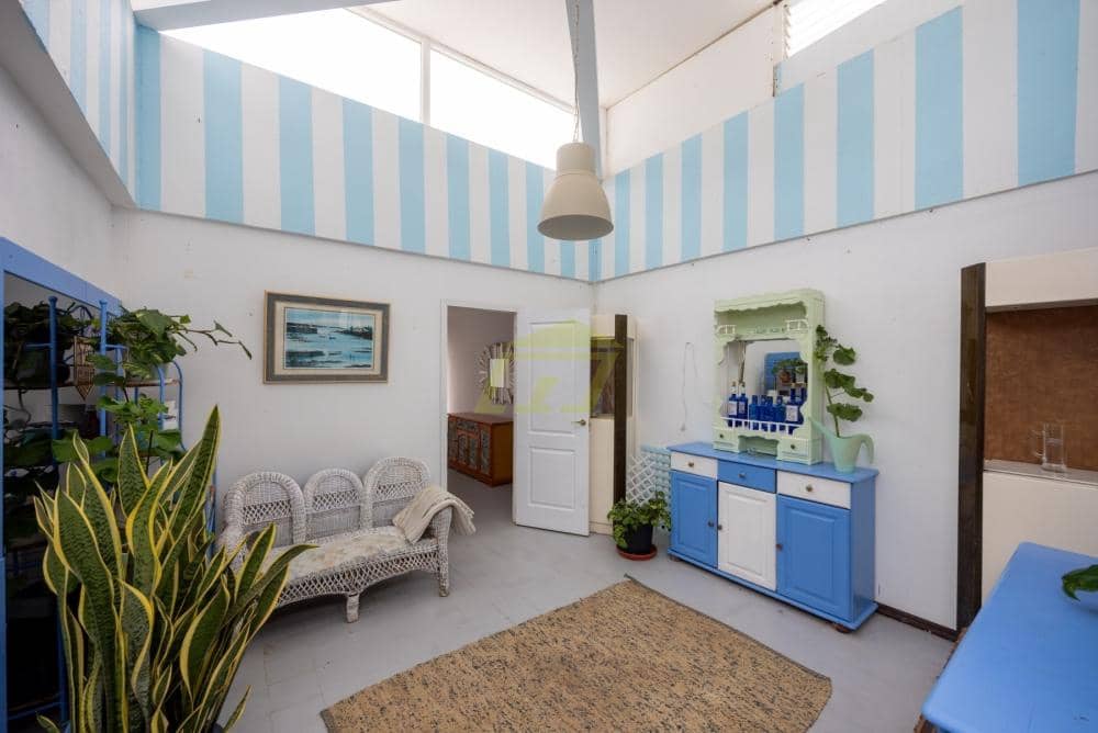 Local Comercial de 4 habitaciones en Costa Teguise en venta con piscina - 450.000 € (Ref: 9594576)