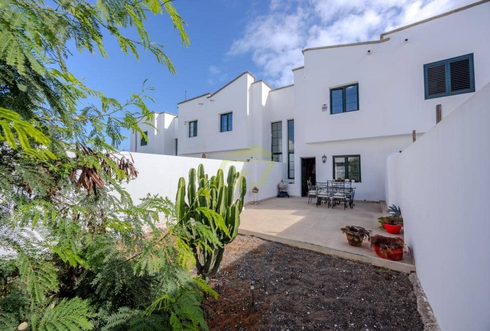 2 bedroom Villa for sale in Playa Blanca - € 279,000 (Ref: 9604549)