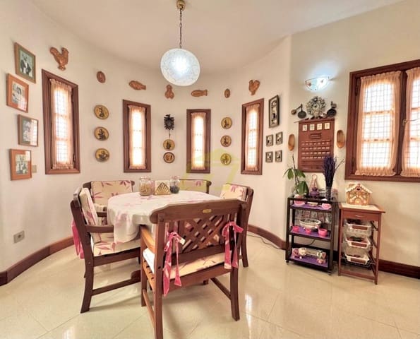 5 soveværelse Villa til salg i Costa Teguise, Teguise med swimmingpool - € 950.000 (Ref: 9604550)