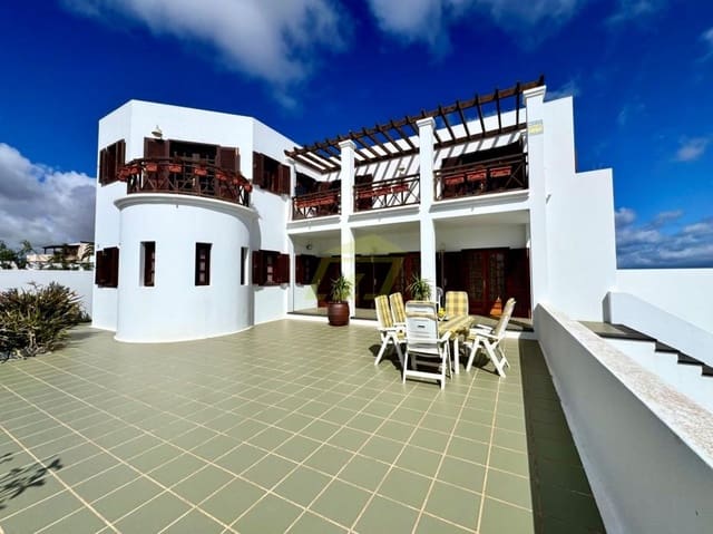 5 soveværelse Villa til salg i Costa Teguise, Teguise med swimmingpool - € 950.000 (Ref: 9604550)