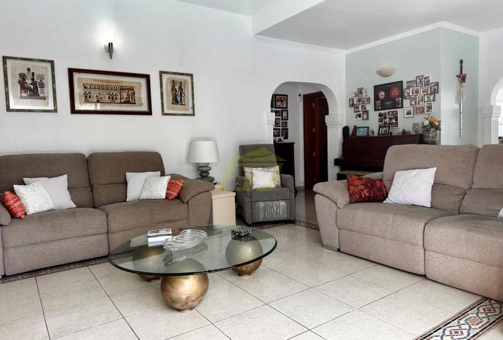 4 slaapkamer Villa te koop in Playa Blanca met zwembad - € 735.000 (Ref: 9627139)