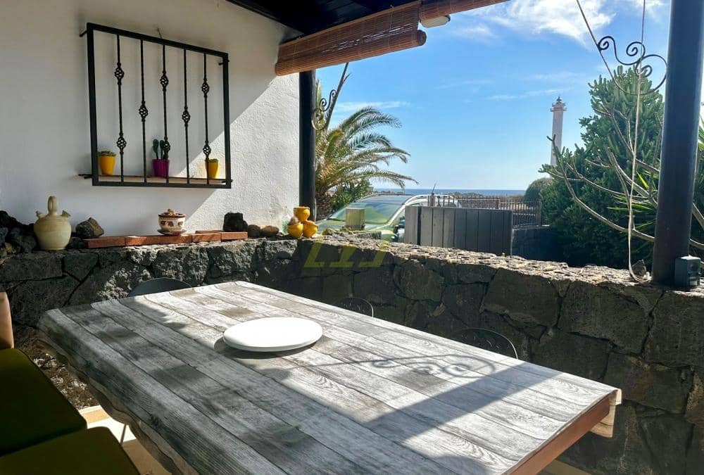 4 slaapkamer Villa te koop in Playa Blanca met zwembad - € 735.000 (Ref: 9627139)