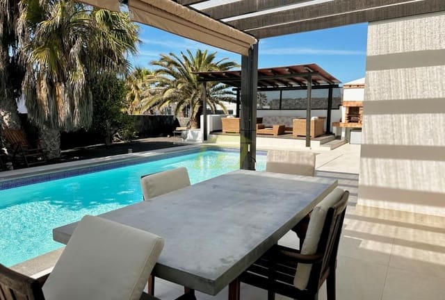 4 slaapkamer Villa te koop in Playa Blanca, Yaiza met zwembad - € 735.000 (Ref: 9627139)