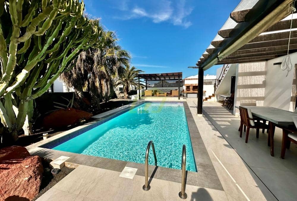 4 slaapkamer Villa te koop in Playa Blanca met zwembad - € 735.000 (Ref: 9627139)