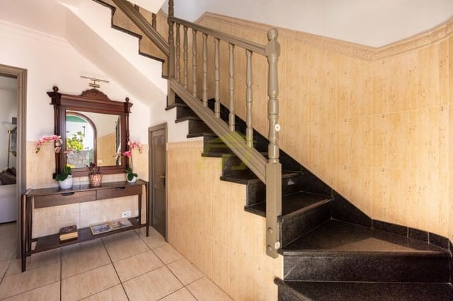 4 soveværelse Villa til salg i Puerto del Carmen, Tías med swimmingpool - € 680.000 (Ref: 9627141)