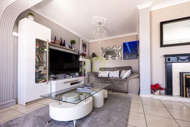 4 soveværelse Villa til salg i Puerto del Carmen, Tías med swimmingpool - € 680.000 (Ref: 9627141)