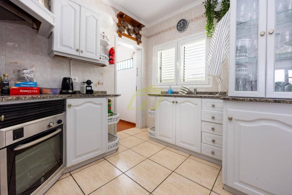 4 soveværelse Villa til salg i Puerto del Carmen med swimmingpool - € 680.000 (Ref: 9627141)