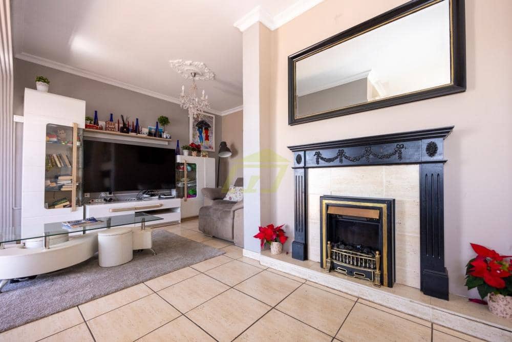 4 soveværelse Villa til salg i Puerto del Carmen med swimmingpool - € 680.000 (Ref: 9627141)