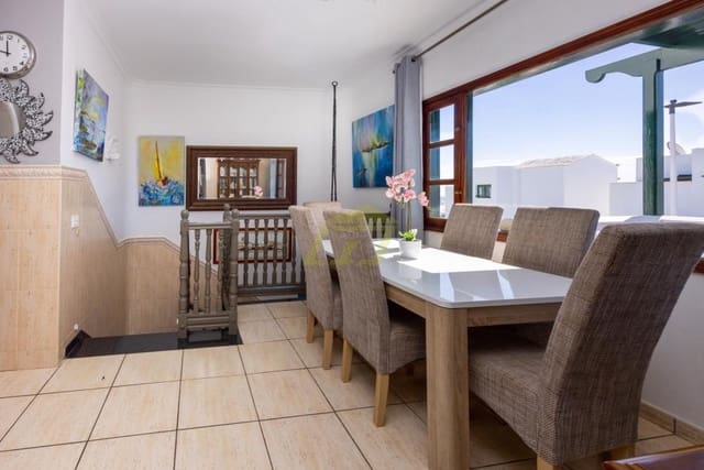 4 soveværelse Villa til salg i Puerto del Carmen, Tías med swimmingpool - € 680.000 (Ref: 9627141)