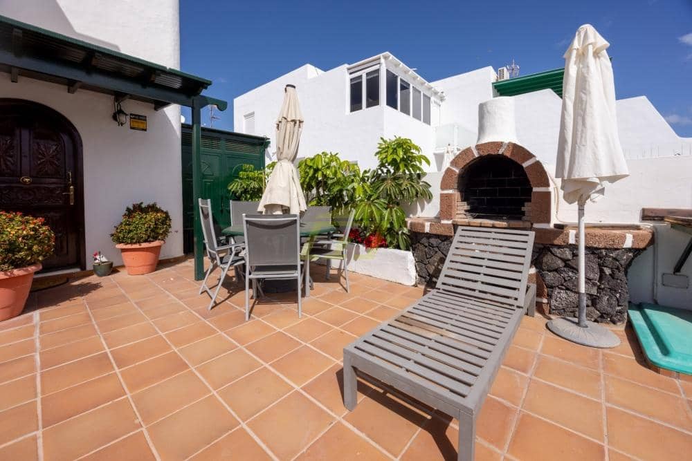 4 bedroom Villa for sale in Puerto del Carmen with pool - € 680,000 (Ref: 9627141)