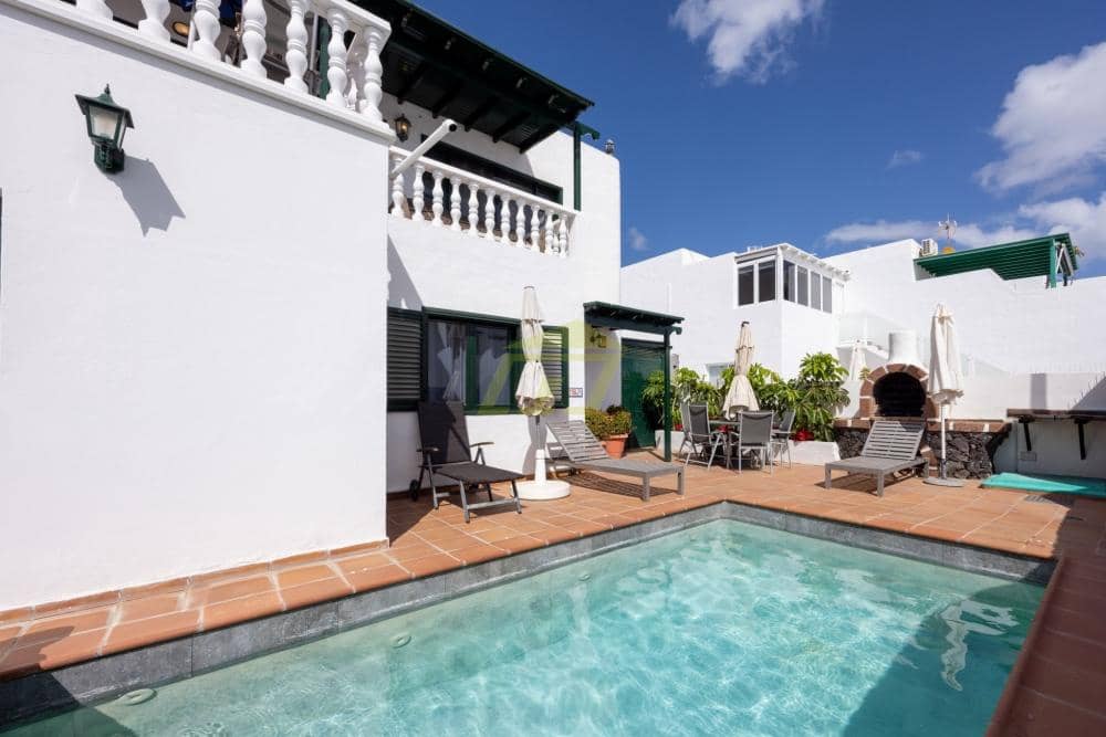 4 bedroom Villa for sale in Puerto del Carmen with pool - € 680,000 (Ref: 9627141)